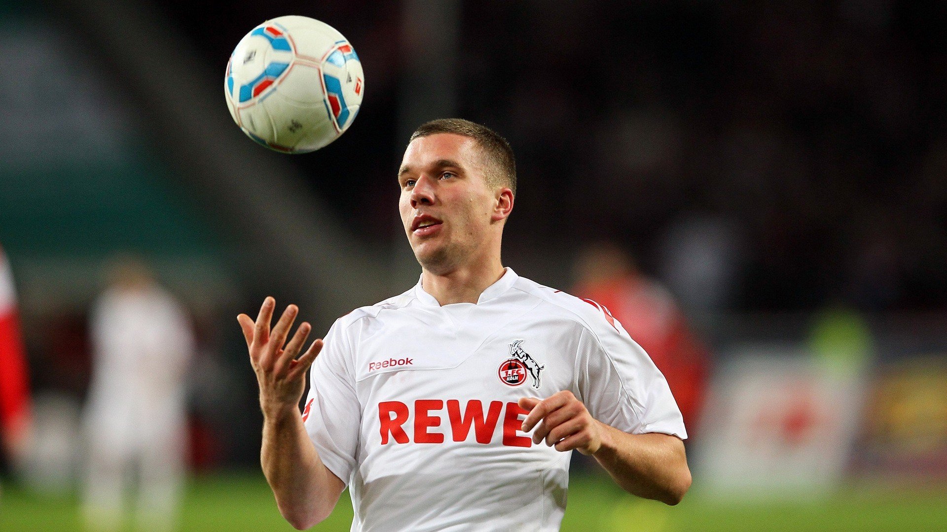 足球运动的低碳未来:绿色技术引领新纪元,足球元素的环保作品